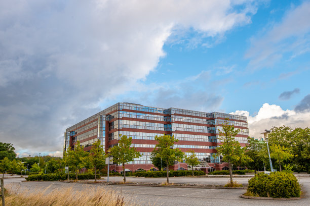 废弃的办公楼和停车场。图片下载