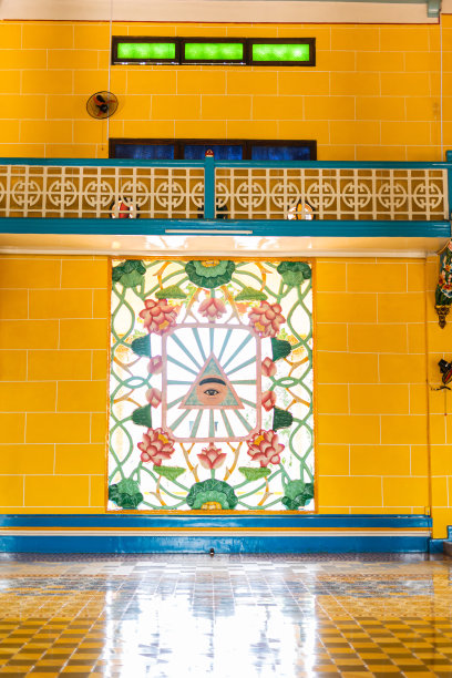 越南胡志明市附近的泰宁省曹岱庙内的室内和装饰图片下载