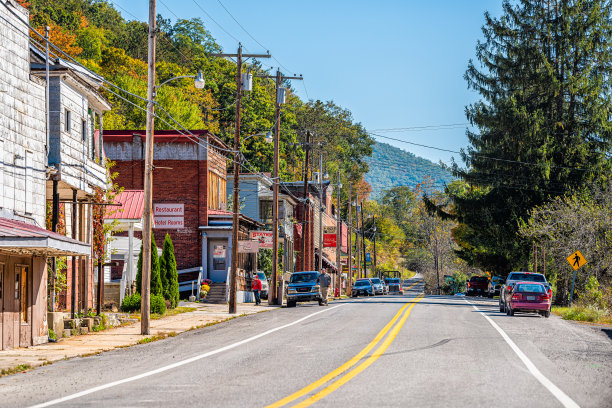 西维吉尼亚乡村小镇，市中心主要街道有房屋建筑图片下载