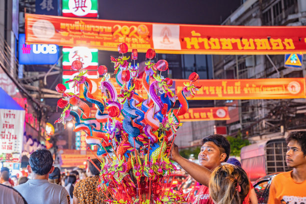 春节期间，陌生的人们走在泰国曼谷中国城的姚瓦。曼谷唐人街是世界上最大的唐人街。图片下载