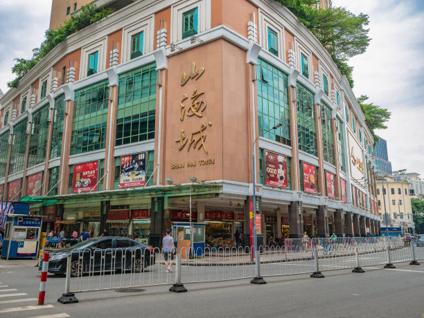 陌生的人走在宜德路批发市场在中国广州。宜德路位于市中心。图片下载