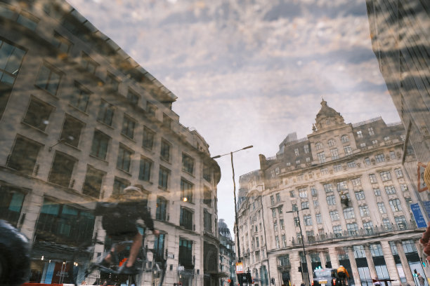 伦敦金融区的建筑倒影在一个水坑里。图片下载