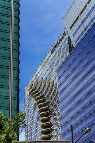 博尼法西奥堡，塔圭，大马尼拉- W城市中心，博尼法西奥全球城的标志性建筑。在照片中心。图片下载