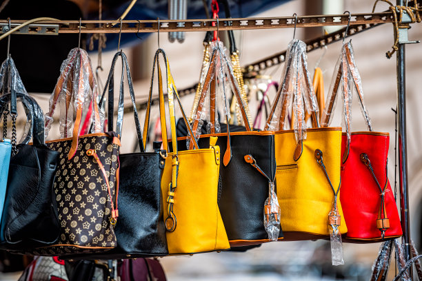 意大利罗马罗马市的购物街市场上悬挂着黄红色图案的设计师皮包图片下载