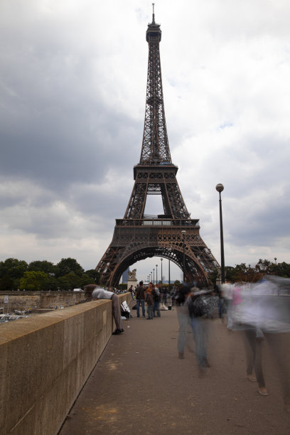 这是法国巴黎著名的埃菲尔铁塔。这张长曝光照片是在塞纳河上的一座桥上拍摄的图片下载