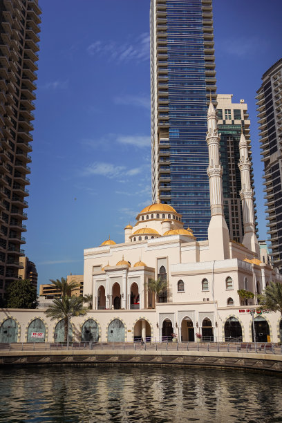 迪拜码头：摩天大楼背景下的清真寺竖版照片图片下载