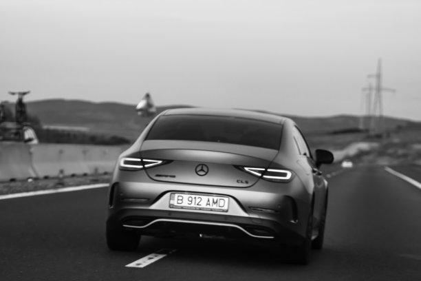 黑白照片，运动概念行驶的汽车在柏油路上，汽车的后视图在街道上。布加勒斯特,罗马尼亚,2020图片下载