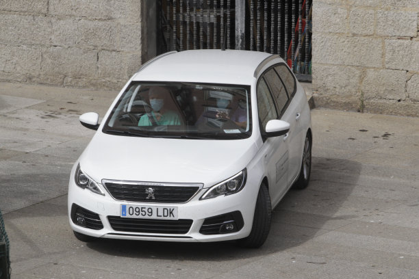 加利西亚卫生服务的医务人员对富恩拉布拉达CF球员进行PCR检测图片下载