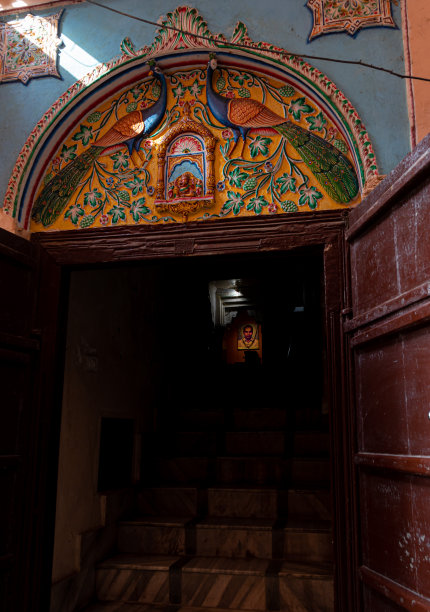 从瓦拉纳西的房子外面拍摄的照片和房子里面的照片图片下载