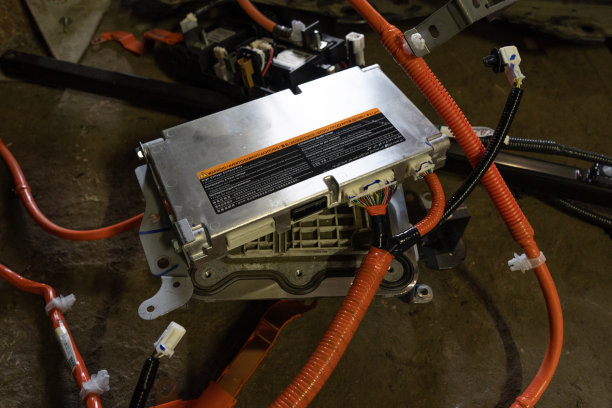 BMS或日产聆风电动车的电池管理系统。高角度的观点。在电动汽车的服务站。2019年5月。基辅,乌克兰图片下载