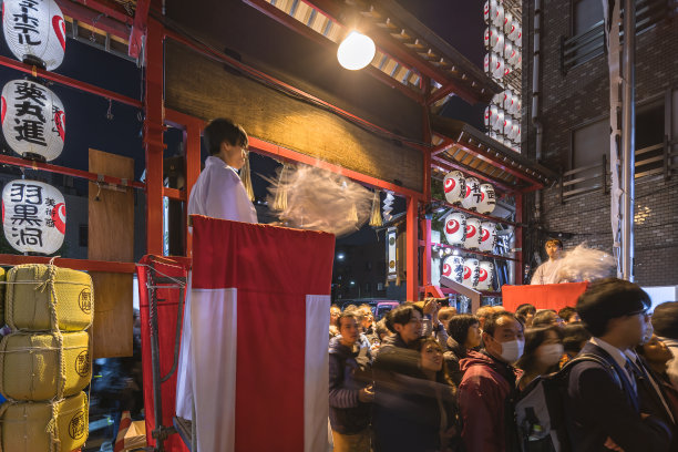 在torino - ichi Fair期间，人群聚集在otori神社门口。图片下载
