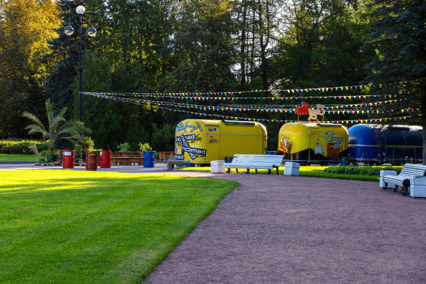 城市夏季公园里的快餐车图片下载