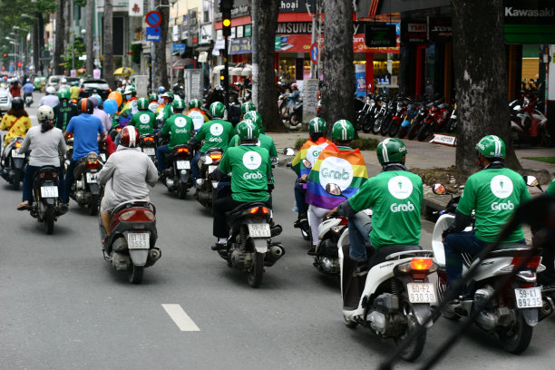 2020年10月30日，越南的出租车劫持了自行车司机图片下载