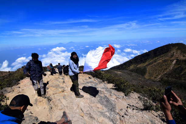 在山顶上挥舞旗帜图片下载