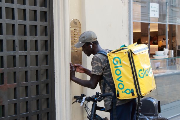 一名格洛沃非洲快递员按客户的门铃要求送货图片下载