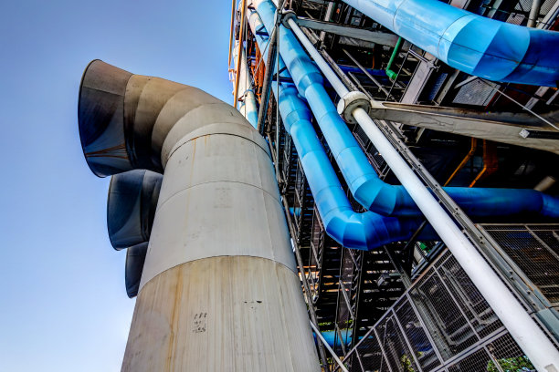 蓬皮杜中心外部标志性的白色排气管由伦佐·皮亚诺(Renzo Piano)和理查德·罗杰斯(Richard Rogers)设计，有暴露的管道和基础设施图片下载