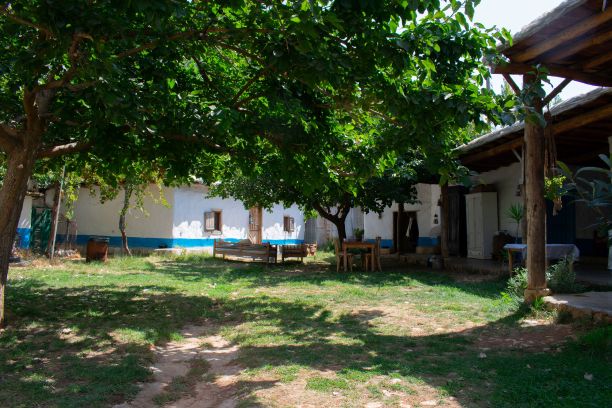 黎巴嫩古老农舍的庭院图片下载