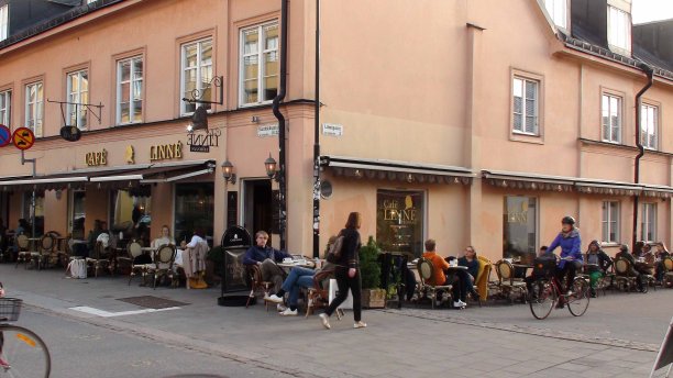 欧洲瑞典的乌普萨拉市，人们在餐馆里坐着，走路图片下载