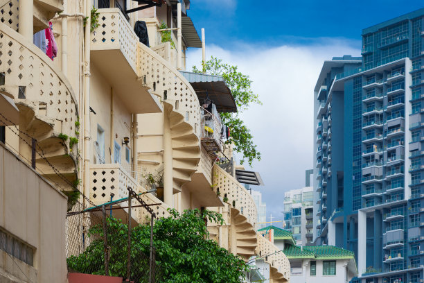 在新加坡的历史街区有一个旋转楼梯的建筑图片下载