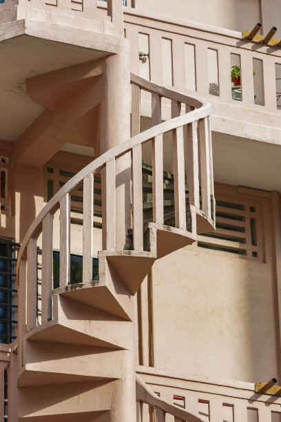 位于新加坡历史街区的一座带有螺旋楼梯的建筑图片下载