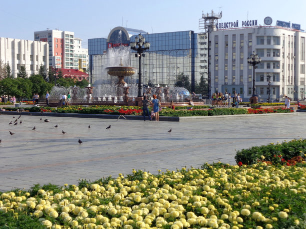 哈巴罗夫斯克主要广场上的喷泉季节。俄罗斯远东地区,。图片下载