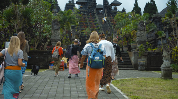 这张照片拍摄的是人们在巴厘岛一个有古老石头建筑的神圣地方散步图片下载