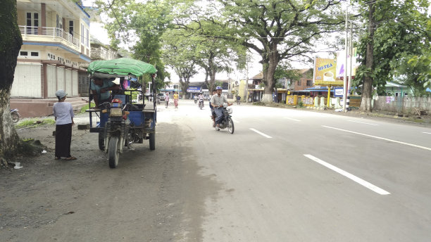 城市的情况是如此安静的摩托车和三轮车交通，卡莱米奥缅甸图片下载