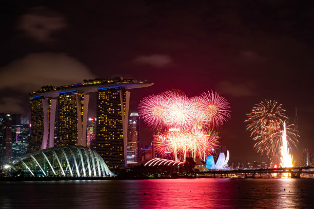 在新加坡滨海湾，春节烟花快乐。滨海湾花车上的红包活动。新加坡河上壮观的烟花。图片下载