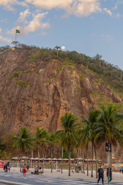 在巴西里约热内卢，月亮从舵后升起图片下载