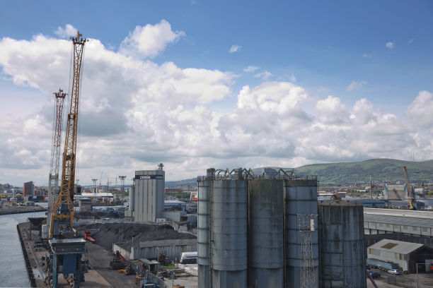 英国爱尔兰贝尔法斯特的贝尔法斯特码头区和拉森公司图片下载