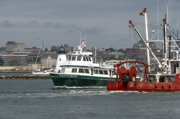 在多云的早晨，M/V Cuttyhunk和William & Lauren渔船图片下载