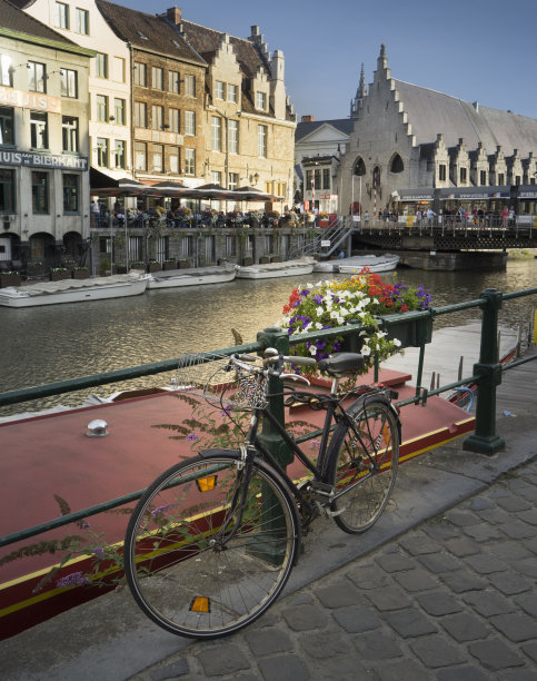 垂直格式的照片一条街在中世纪的城市根特与一辆自行车在前景。图片下载