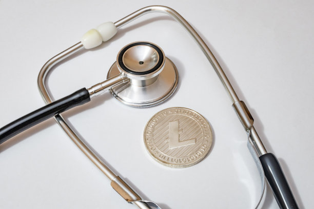 用听诊器在白色背景上近距离观察加密货币图片下载