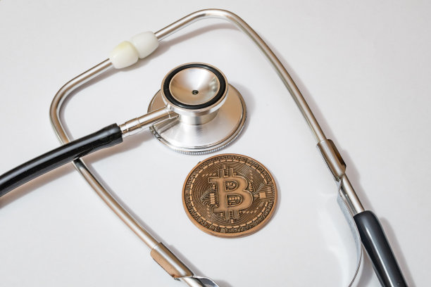 用听诊器在白色背景上近距离观察加密货币图片下载