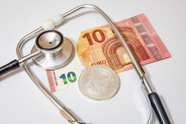 用听诊器近距离观察纸币背景上的加密货币图片下载