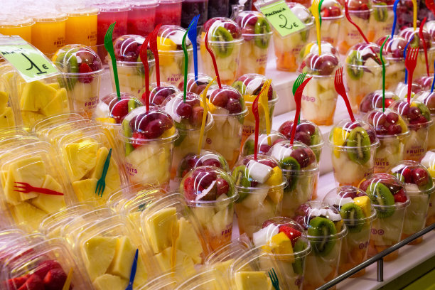 在巴塞罗那著名的La Boqueria市场上出售塑料包装的新鲜水果。图片下载