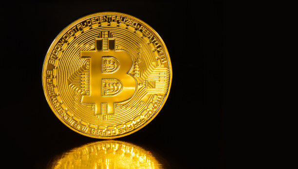 加密货币黄金比特币孤立在黑色背景。照片虚拟货币。区块链技术，比特币挖矿概念。图片下载