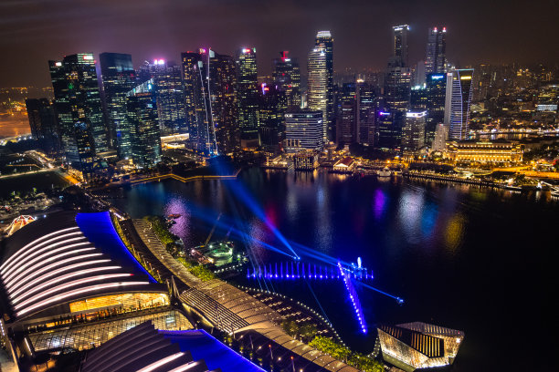 滨海湾夜间全景鸟瞰图图片下载