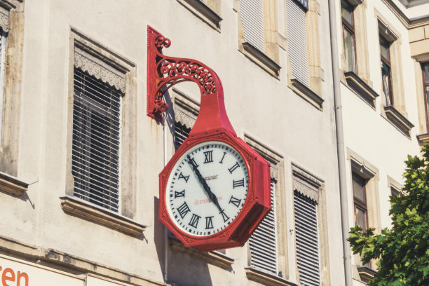 RIESA/德国- 2018年7月23日:房子墙上的大红色古董钟的照片图片下载