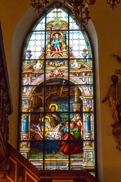 德国教堂的彩色玻璃窗图片下载