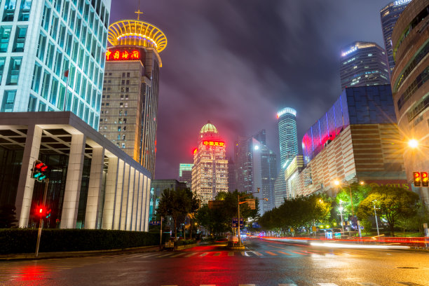 上海浦东新区的摩天大楼夜景在一个阴天雨后与金色的光在上海，中国图片下载
