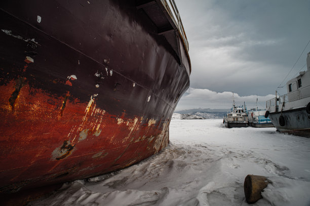 码头上有船，贝加尔湖冰面上有船图片下载