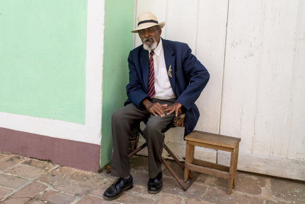吸烟的老人——特立尼达古巴图片下载