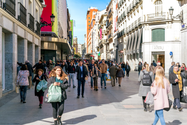 马德里的Preciados街。这是西班牙首都最繁华的商业街。图片下载