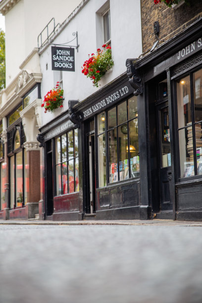 黑色的英国书店，窗外盛开着红色的花朵图片下载