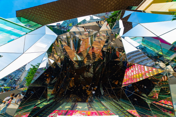 许多人在东京原宿的镜子楼梯图片下载