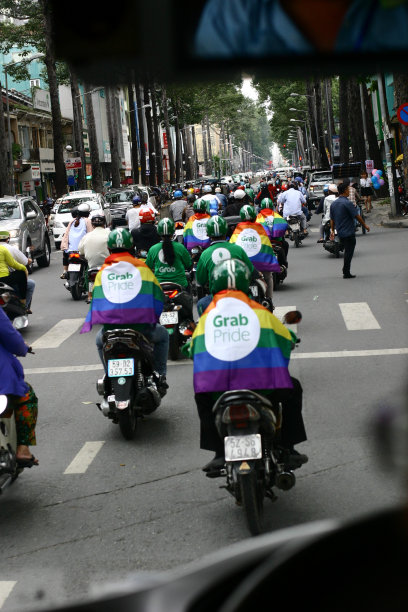 2020年10月30日，越南的出租车劫持了自行车司机图片下载