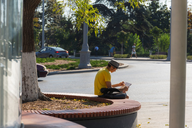 2020年8月13日，一个男孩在塞瓦斯托波尔的乌沙科夫广场上画画。图片下载