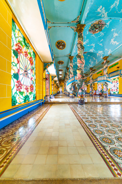 越南胡志明市附近的泰宁省曹岱庙内的室内和装饰图片下载