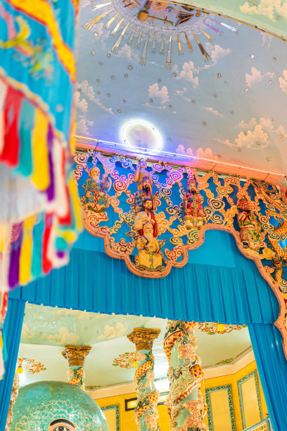 越南胡志明市附近的泰宁省曹岱庙内的室内和装饰图片下载